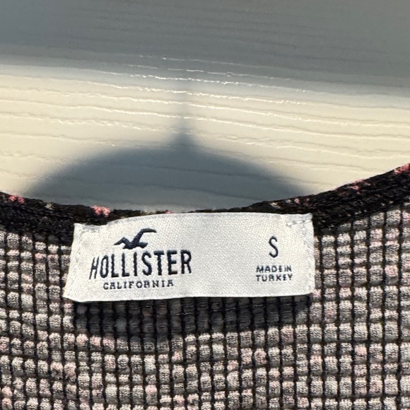 Hollister Black and Pink Floral Ruched Textured Crop Top - Picture 2 of 7